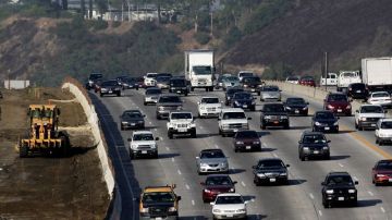 Tráfico  a lo largo de la autopista 405, cerca de la sección de Brentwood en Los Ángeles. Un proyecto de ampliación de la 405, una de las autopistas más transitadas del país, tendrá una duración de un año más de lo previsto originalmente.