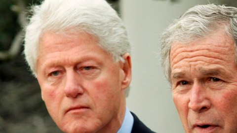 George W. Bush en una foto de archivo junto al también expresidente Bill Clinton.