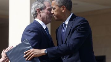 Obama (d) saluda a George W. Bush en la inauguración de una biblioteca en Texas.