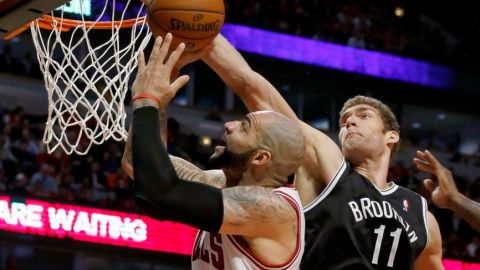 La defensa de Brook López (negro) no fue suficiente para los Nets.