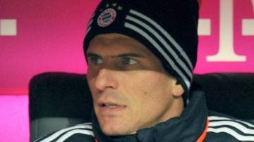 En una foto de archivo se aprecia en la banca a Mario Gómez y a Arjen Robben. Hoy los dos estarían en peligro de salir del Bayern.