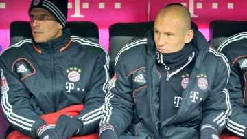 En una foto de archivo se aprecia en la banca a Mario Gómez y a Arjen Robben. Hoy los dos estarían en peligro de salir del Bayern.