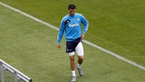 El gran 'CR7' a su salida del entrenamiento 'merengue' en el que se ejercitó solo.
