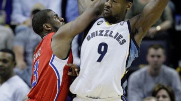 Chris Paul (3) intenta despojar del balón a Tony Allen (9) en el primer cuarto del juego 3 de la primera ronda de los playoffs.
