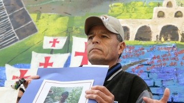 Carla Campos, exempleada de una compañía recicladora y Carlos Ca- rranza, lavacoches,  hablan de peligros  laborales.