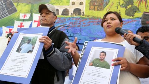Carla Campos, exempleada de una compañía recicladora y Carlos Ca- rranza, lavacoches,  hablan de peligros  laborales.