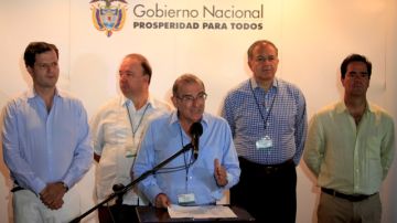 Humberto de la Calle (c) a nombre del gobierno colombiano, encabeza las negociaciones de paz con las FARC en Cuba.