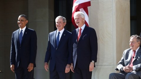 El presidente Barack Obama (i) con George W. Bush, Bill Clinton, George H.W. Bush y Jimmy Carter