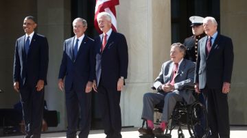 El presidente Barack Obama (i) con George W. Bush, Bill Clinton, George H.W. Bush y Jimmy Carter