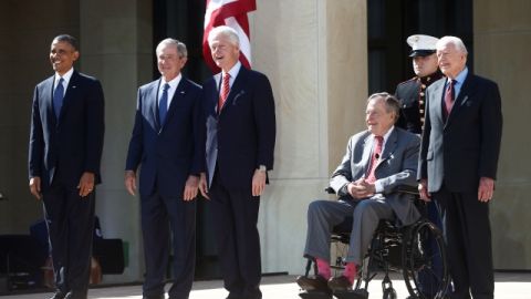 El presidente Barack Obama (i) con George W. Bush, Bill Clinton, George H.W. Bush y Jimmy Carter