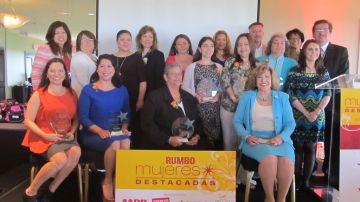 Las Mujeres Destacadas de Houston junto a representantes de los patrocinadores del evento y directivos de RUMBO e Impremedia.