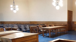 Las leyes actuales no permiten ser jurados a quienes no son ciudadanos.