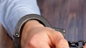 El hombre enfrenta cargos de impactar un vehículo y darse a la fuga.