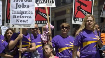 Una marcha de trabajadores hispanos del sector de limpieza por las calles de San Diego, California, para defender sus empleos, tras una auditoría de Inmigración que pidió el despido de más de 500 personas.