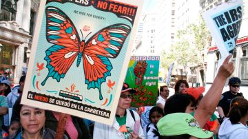 "El miedo se quedó en la carretera", expresa el cartel de una mujer en marcha por San Francisco para la aprobación de una reforma migratoria justa.