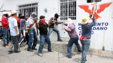 El martes, los maestros destruyeron instalaciones de partidos políticos en Chilpancingo, Guerrero.
