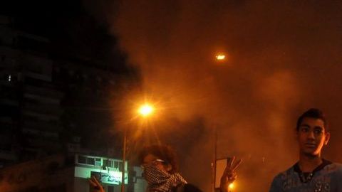 Varios autos cercanos al edificio ardieron en llamas.