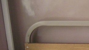 Un herido recibe atención médica en una clínica.