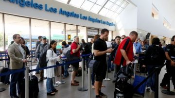 Psajeros esperan en el Aeropuerto Internacional de Los Angeles (LAX).