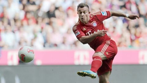 Imagen del tiro de Xherdan Shaqiri que a la postre se convirtió en gol para el triunfo del Bayern.