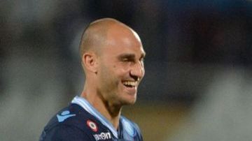 El centrocampista suizo del Nápoles, Gokhan Inler (2-R), celebra con sus compañeros el 1-0 al Pescara.