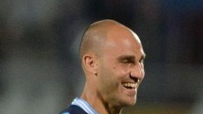 El centrocampista suizo del Nápoles, Gokhan Inler (2-R), celebra con sus compañeros el 1-0 al Pescara.