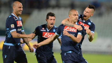 El centrocampista suizo del Nápoles, Gokhan Inler (2-R), celebra con sus compañeros el 1-0 al Pescara.