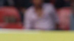 Dany Santoya, del Necaxa, cubre el esférico ante la marca de un rival del Veracruz en la ronda de cuartos de final.