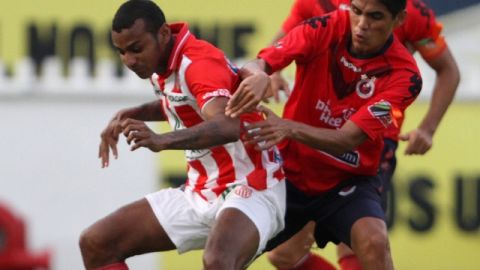 Dany Santoya, del Necaxa, cubre el esférico ante la marca de un rival del Veracruz en la ronda de cuartos de final.