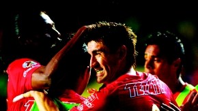 Héctor Mancilla (9) es felicitado por sus compañeros al anotar el tanto del triunfo y quedar solo en la cima de goleadores con 10.
