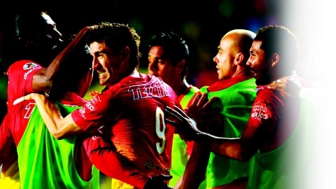 Héctor Mancilla (9) es felicitado por sus compañeros al anotar el tanto del triunfo y quedar solo en la cima de goleadores con 10.