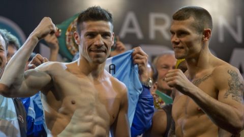 Sergio 'Maravilla' Martínez (izq.) y Martin Murray posan en la ceremonia de pesaje en el Sheraton Hotel de Buenos Aires.