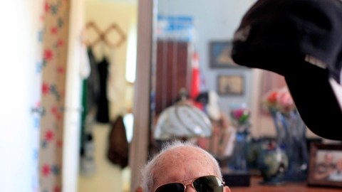 Con su infaltable puro, Conrado Marrero aún da muestras de lucidez.