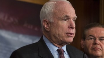 Los senadores  Lindsey Graham y John McCain (i) dicen   que las  empresas necesitan a los  trabajadores para mantenerse como potencia económica .