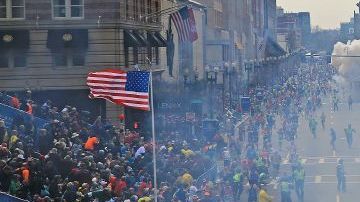 Vista del último tramo del maratón de Boston, minutos después de la explosión registrada el lunes.