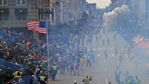 Vista del último tramo del maratón de Boston, minutos después de la explosión registrada el lunes.