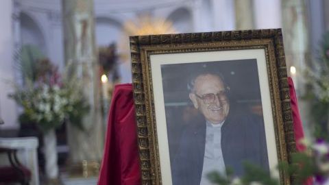 Un retrato del obispo guatemalteco Juan José Gerardi, asesinado en 1998, es expuesto en 24 de abril de 2013, en la Catedral Metropolitana, en Ciudad de Guatemala.