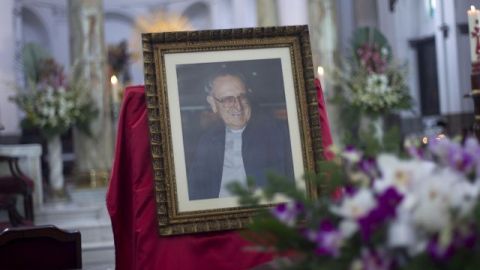 Un retrato del obispo guatemalteco Juan José Gerardi, asesinado en 1998, es expuesto en 24 de abril de 2013, en la Catedral Metropolitana, en Ciudad de Guatemala.