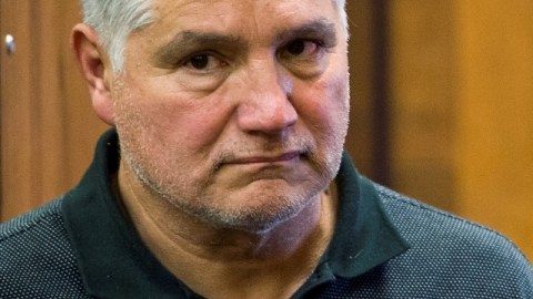 Robert Pimentel enfrenta cargos por abuso de menores.