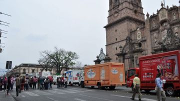 Los normalistas saquearon camiones repartidores en la ciudad de Morelia.