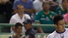 Jonny Magallón cubre el esférico ante la llegada de un jugador del Atlante en partido de la jornada 16 de la Liga MX.