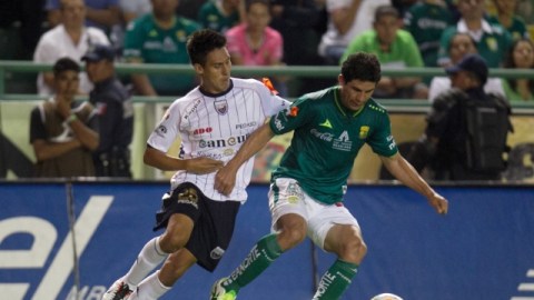 Jonny Magallón cubre el esférico ante la llegada de un jugador del Atlante en partido de la jornada 16 de la Liga MX.