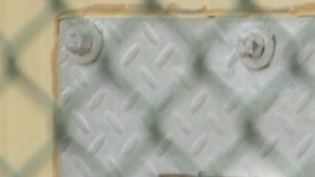 Se observan las manos de un preso en uno de los centros de detención de la base naval de EEUU en Guantánamo, en territorio cubano.