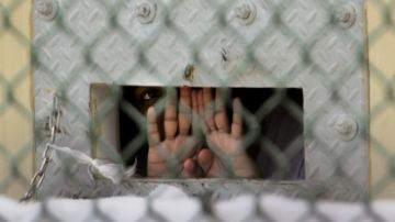 Se observan las manos de un preso en uno de los centros de detención de la base naval de EEUU en Guantánamo, en territorio cubano.