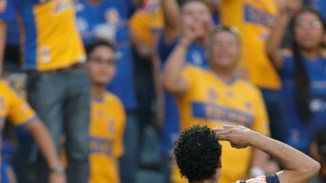 Leobardo López, autor del gol rayado, saluda a la afición de Tigres en El Volcán.