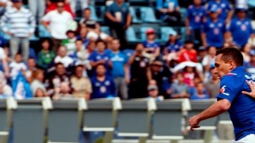 'Chaco' Giménez, en una de sus llegadas, se lleva la marca de Rafael Figueroa, del Santos, en la cancha del Azul.