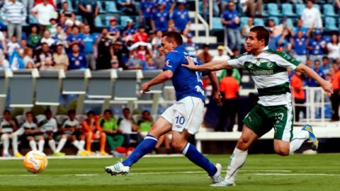'Chaco' Giménez, en una de sus llegadas, se lleva la marca de Rafael Figueroa, del Santos, en la cancha del Azul.