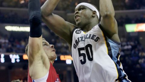 Zach Randolph (50) trata de esquivar a Blake Griffin en el juego 4.