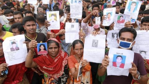 Familiares de desaparecidos en el derrumbe muestran fotos de ellos mientras bomberos y rescatistas aún buscan víctimas.