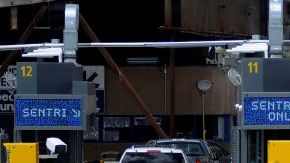 Autos esperan en sus carriles para ingresar a Estados Unidos, en la garita de San Ysidro, California.